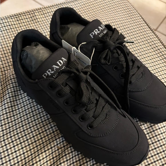 Prada Black Sneakers Sleek Low-Top Design - Picture 5 of 7
